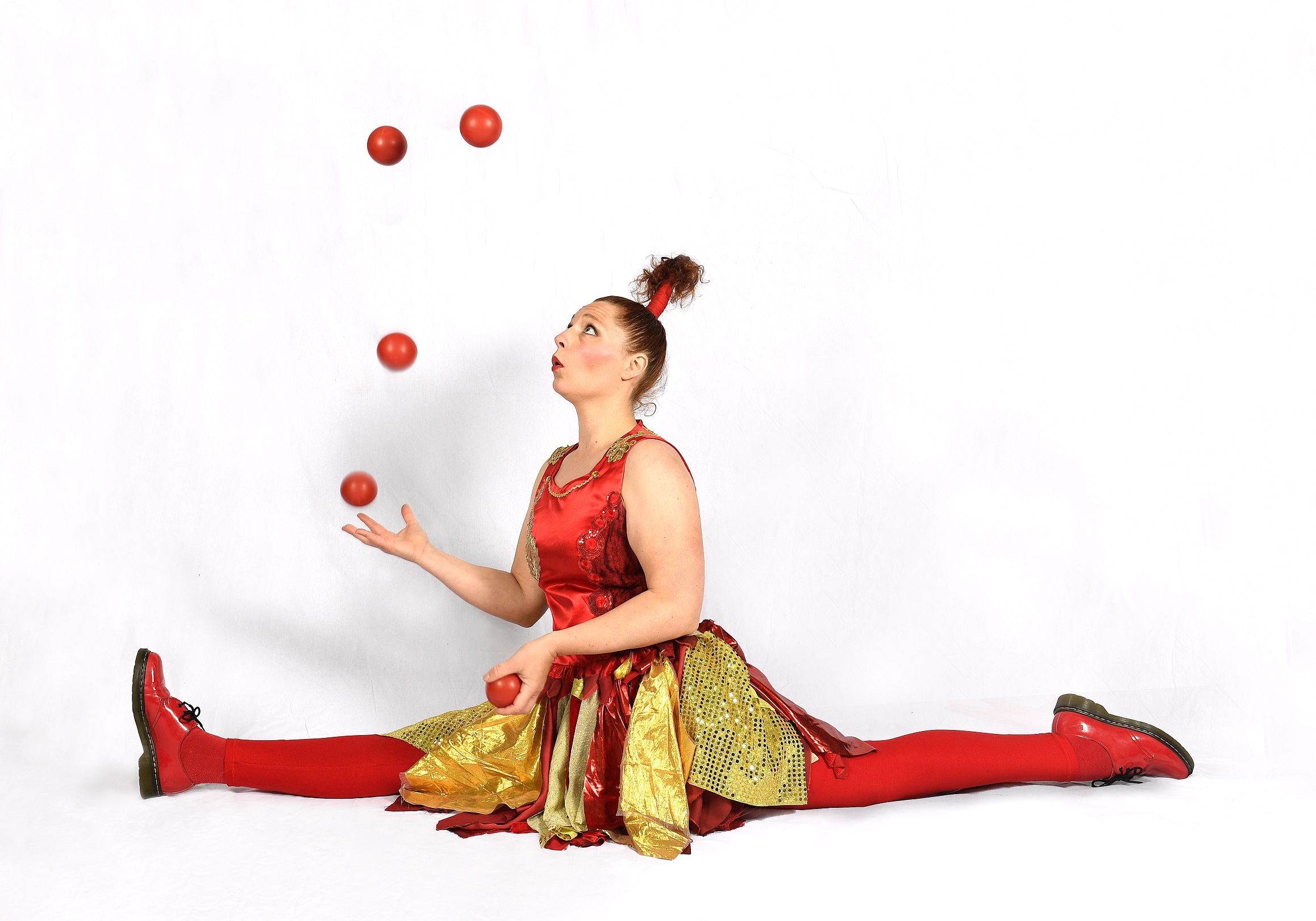 juggling in splits photo credit Brig Bree