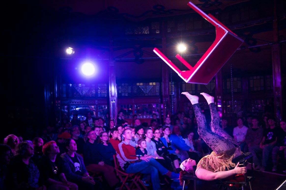 Foot Juggling Table Spiegle tent