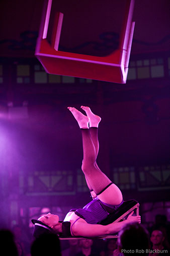 table foot juggling spiegel tent show